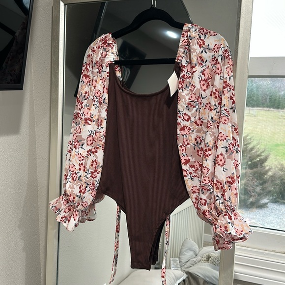 Brown bodysuit with floral sleeves - Picture 1 of 4